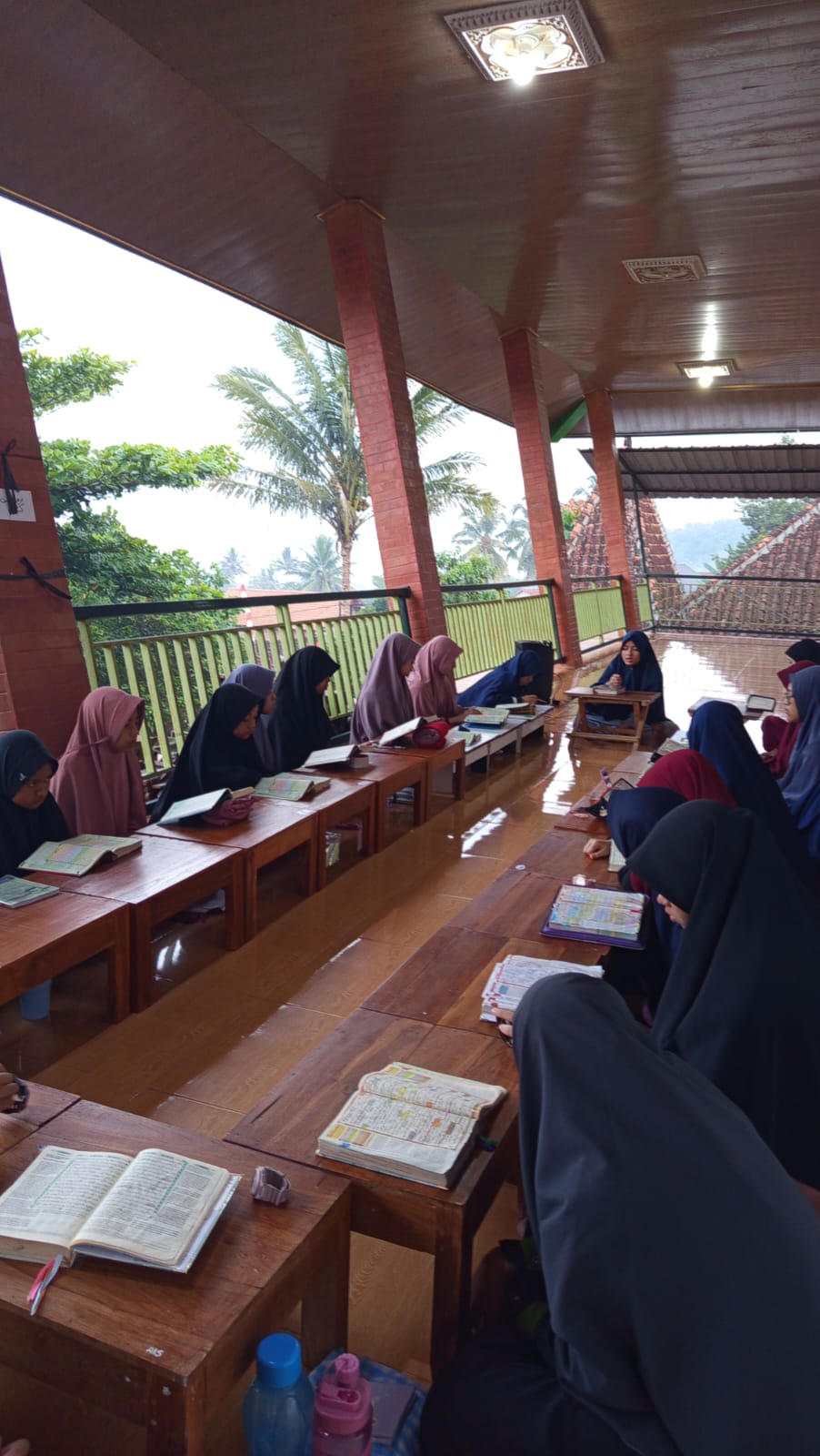 Santriwati talaqqi kitab bersama ustadzah di serambi asrama putri