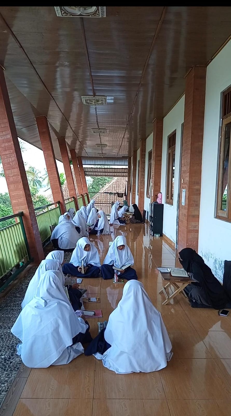 Santriwati Al Maka murojaah Al-Qur'an dalam halaqoh, disimak ustadzah
