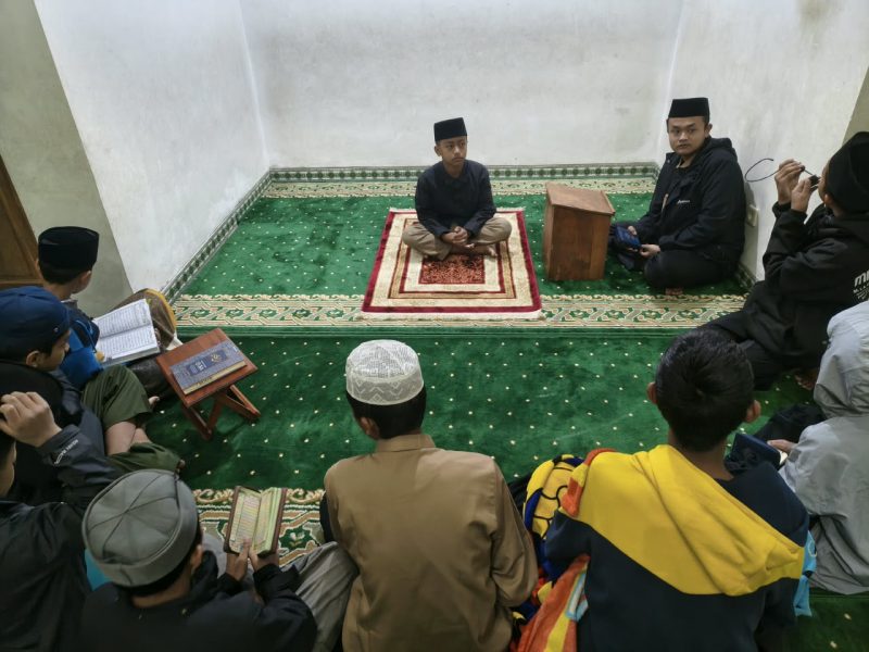 Santri menyetorkan hafalan dalam tasmi' juziyyah