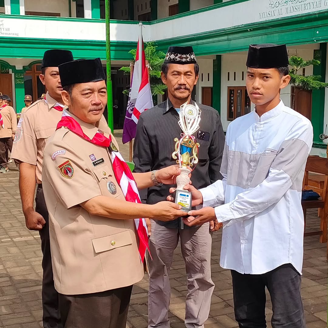 Santri Al Maka menerima piala Juara 2 cabang Tahfidz 30 Juz Putra pada MTQ ke-XXX tahun 2023