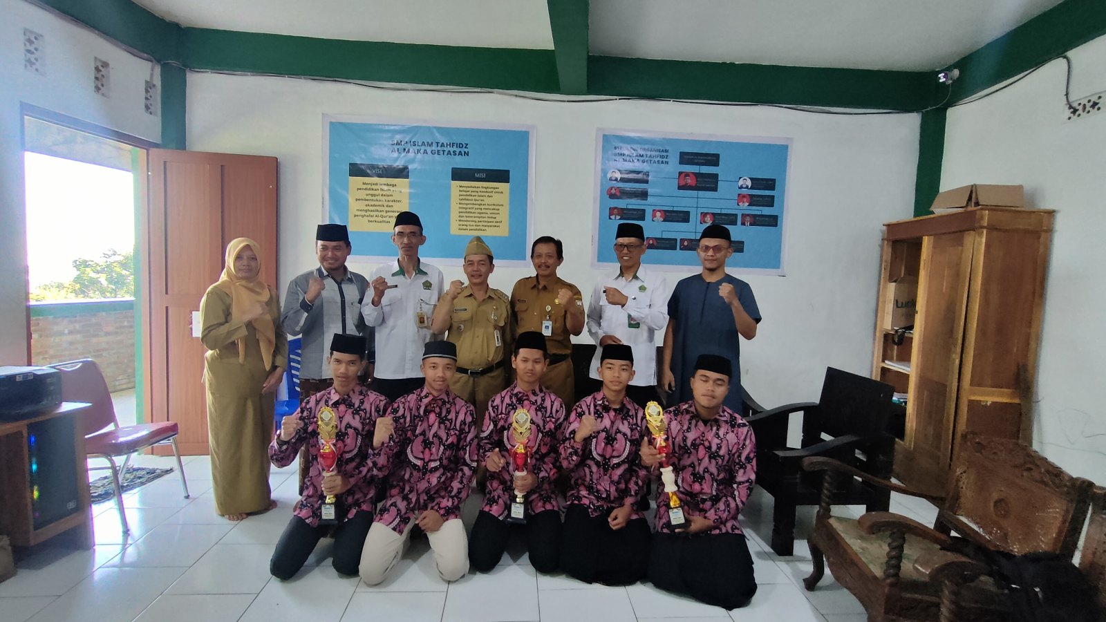 Penyerahan piala MTQ 2025 oleh Camat dan KUA kepada santri Al Maka di pondok