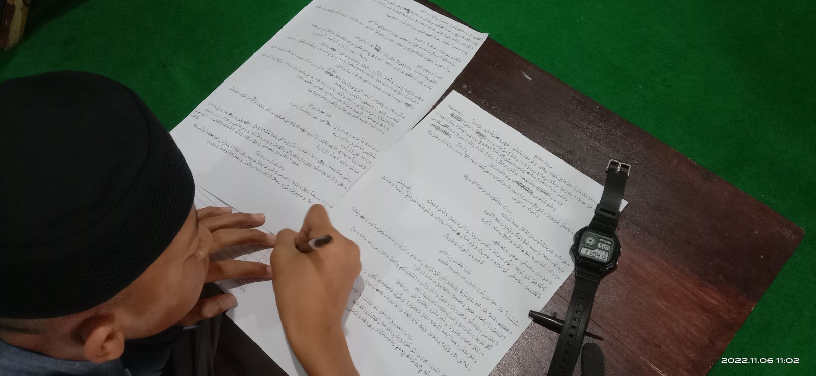 Santri menuliskan kembali matan Ajurrumiyah dari hafalan pada ujian tulis