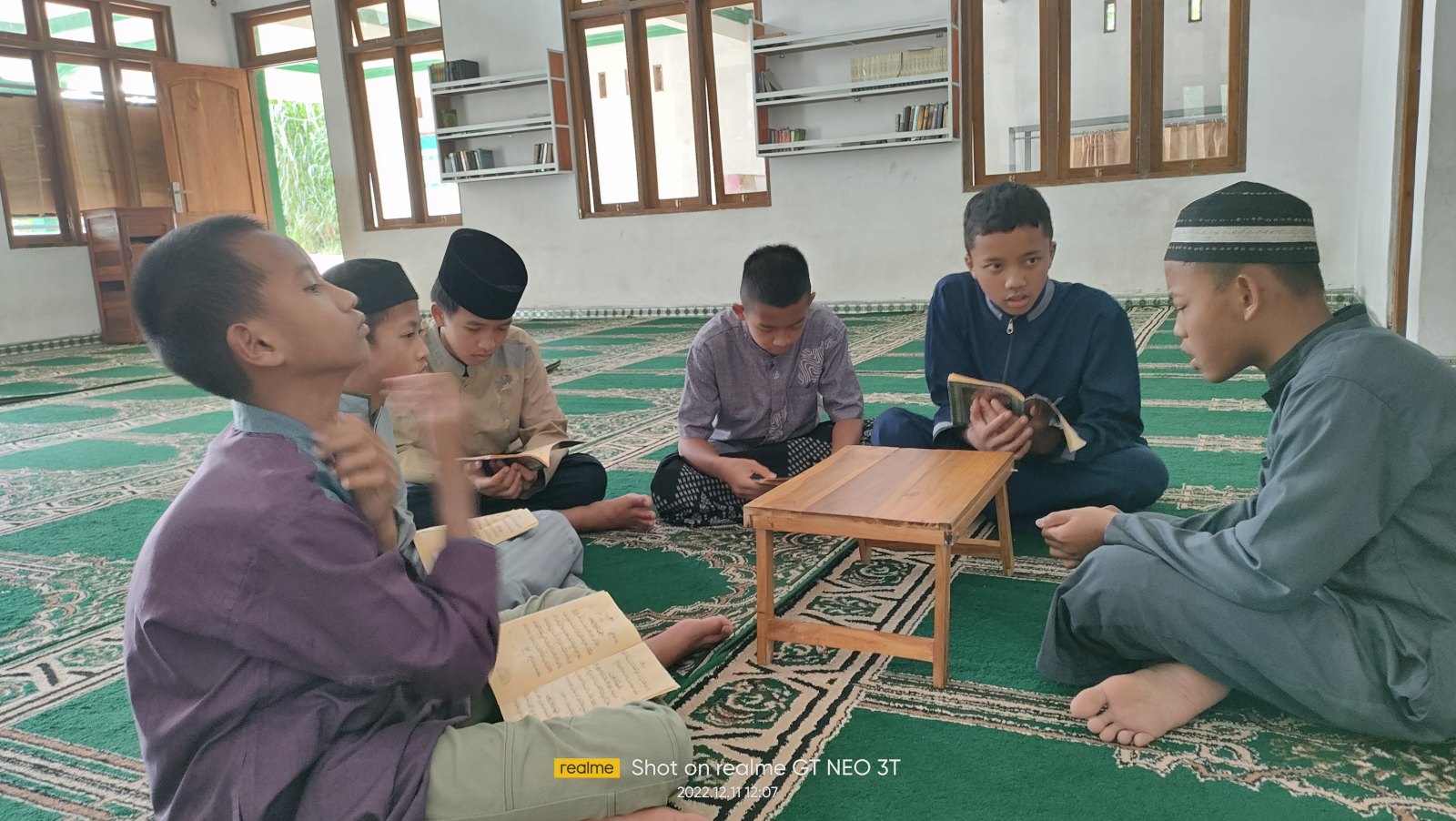 Santri duduk melingkar saling menyimak hafalan matan kitab