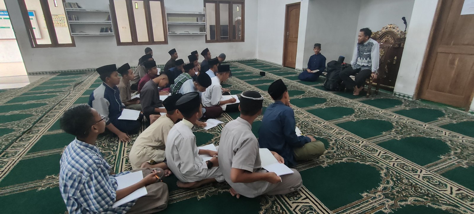 Santri berkumpul mendengarkan briefing Sapala sebelum berangkat mendaki