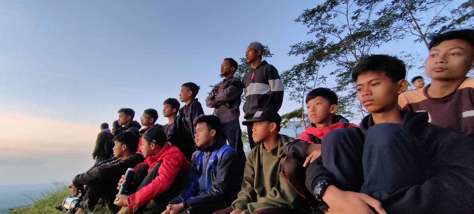 Ustadz dan santri di atas Gunung Gajah dalam kegiatan Sapala