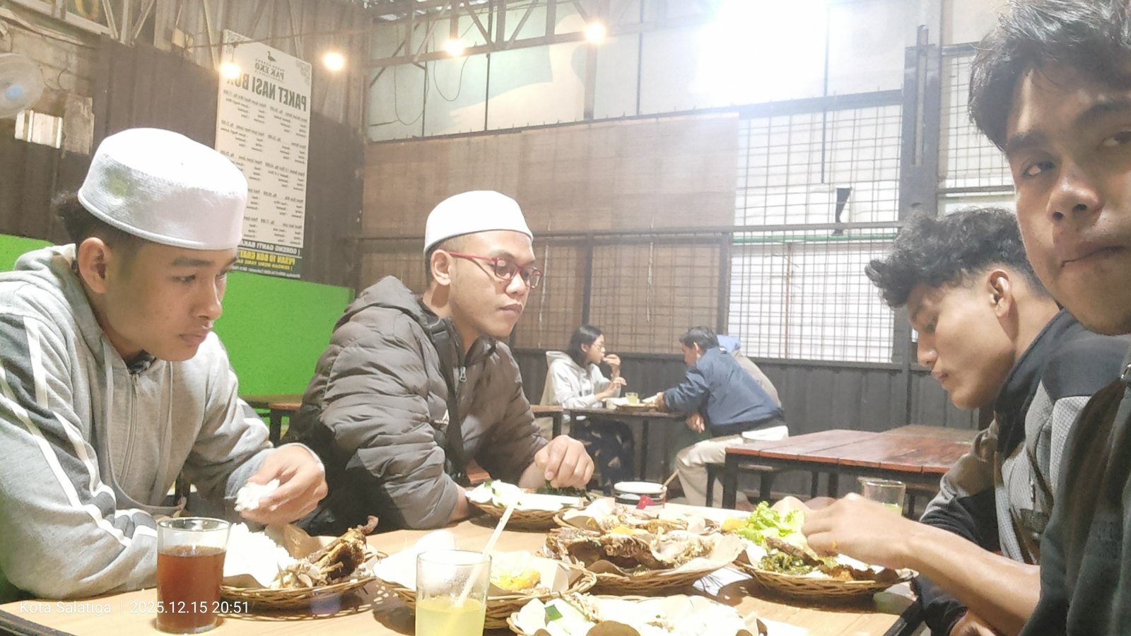 Santri dan ustadz makan bersama di sebuah rumah makan