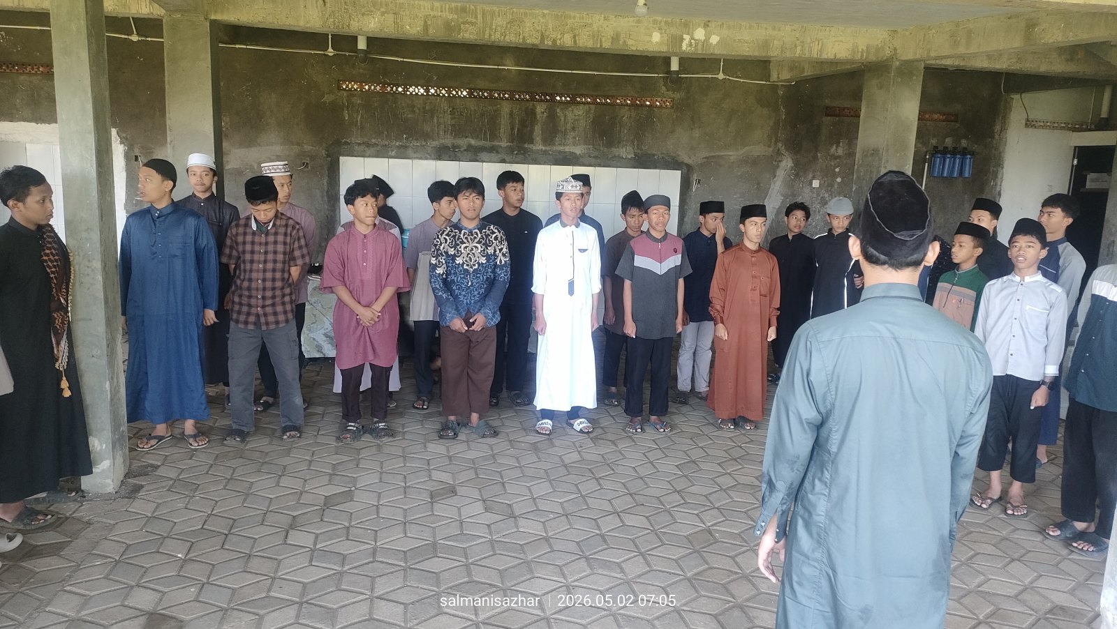 Apel pagi santri Al Maka, seorang ustadz berdiri di hadapan barisan