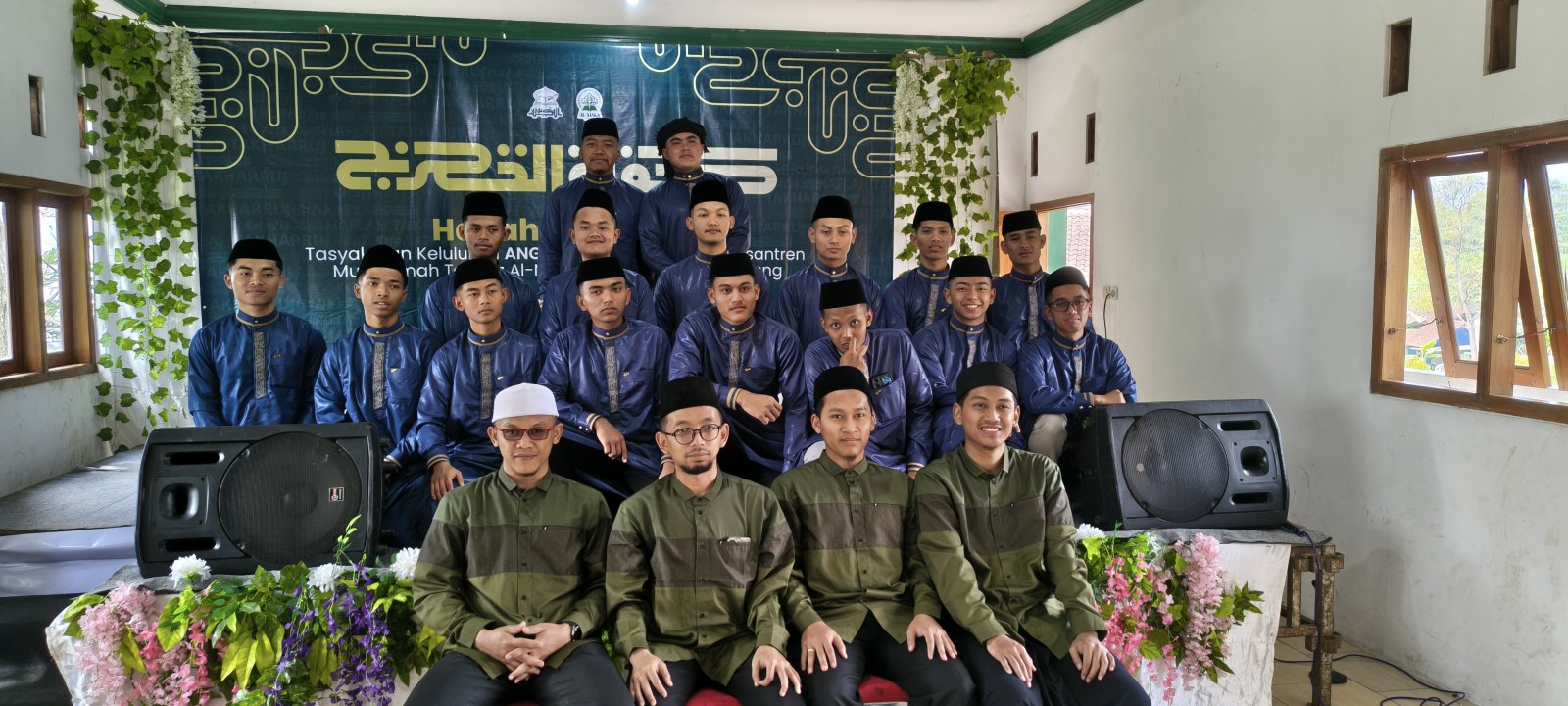 Santri angkatan pertama Al Maka bersama para ustadz