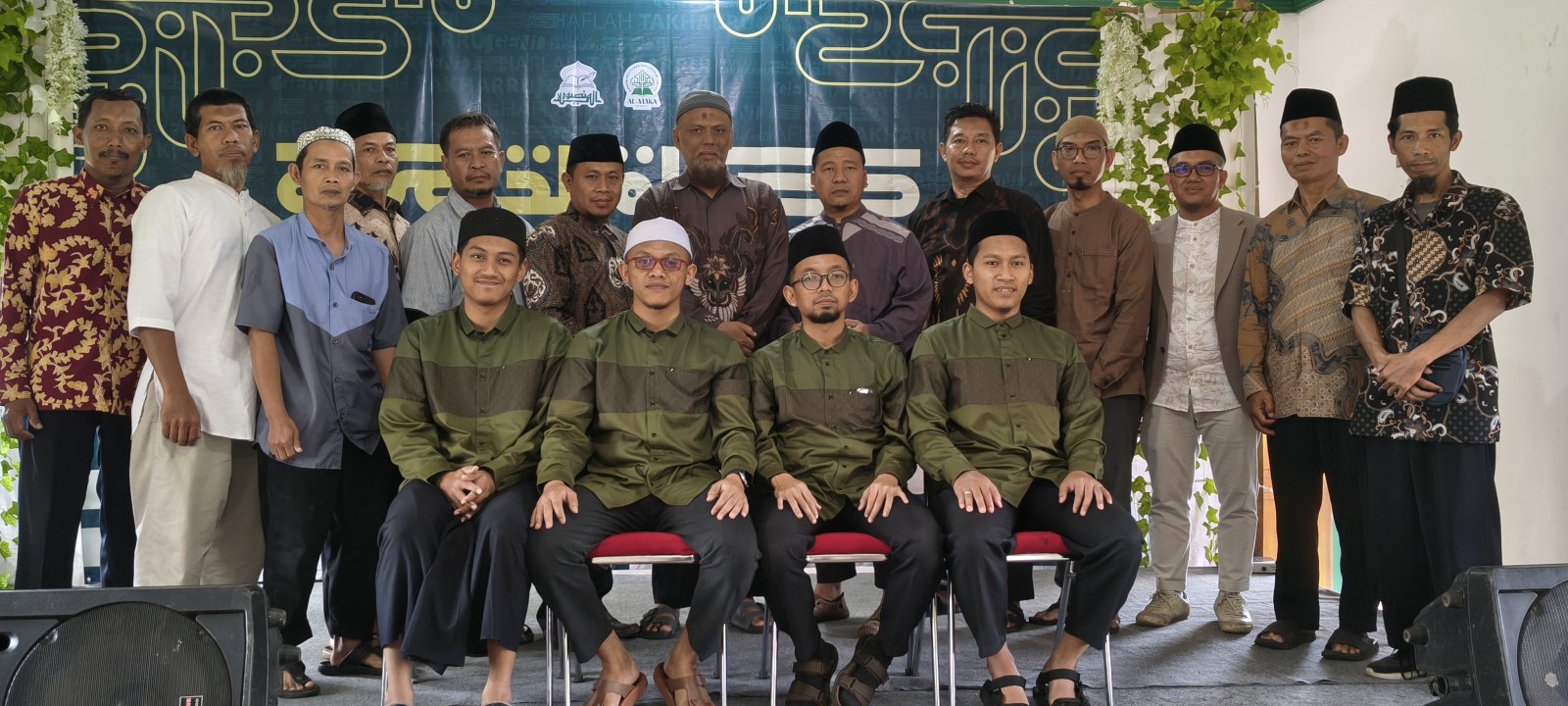 Para ustadz Al Maka berfoto bersama wali santri angkatan pertama