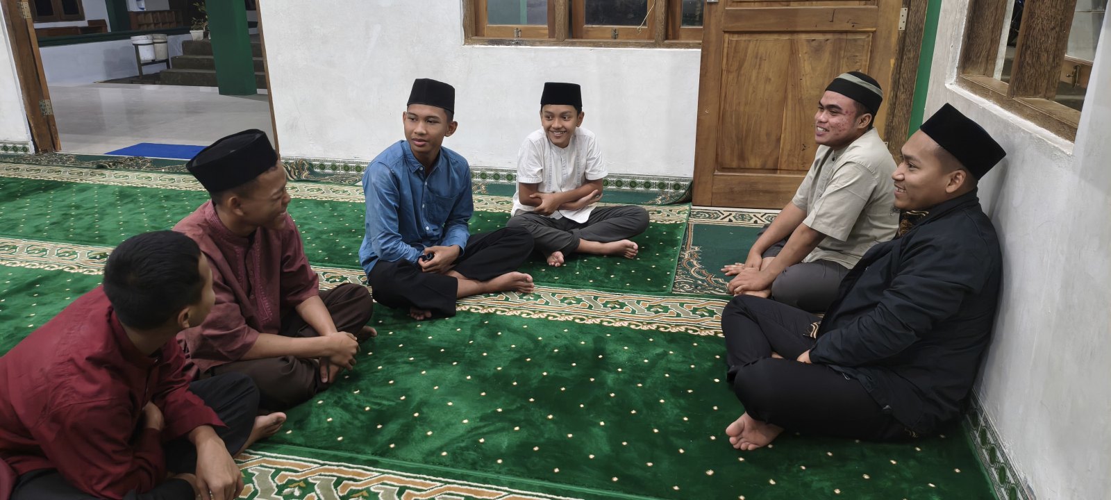Ustadz usroh duduk bersama santri mengevaluasi kegiatan usroh