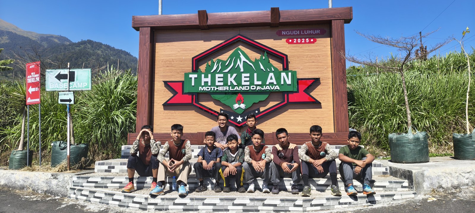 Ustadz mendampingi santri cross country di jalan desa Getasan