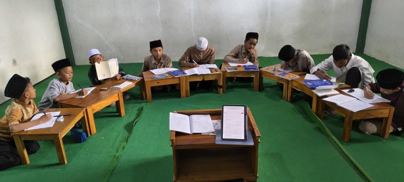 Santri mulazamah membaca kitab di kelas