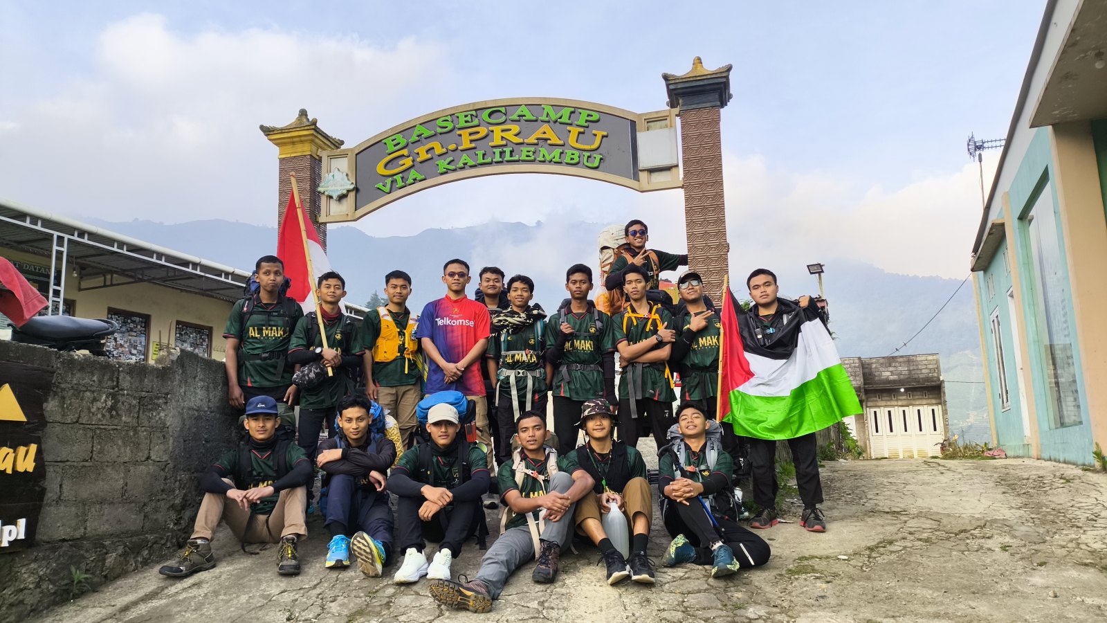 Santri beristirahat di basecamp Gunung Prau bersama Ustadz Salman