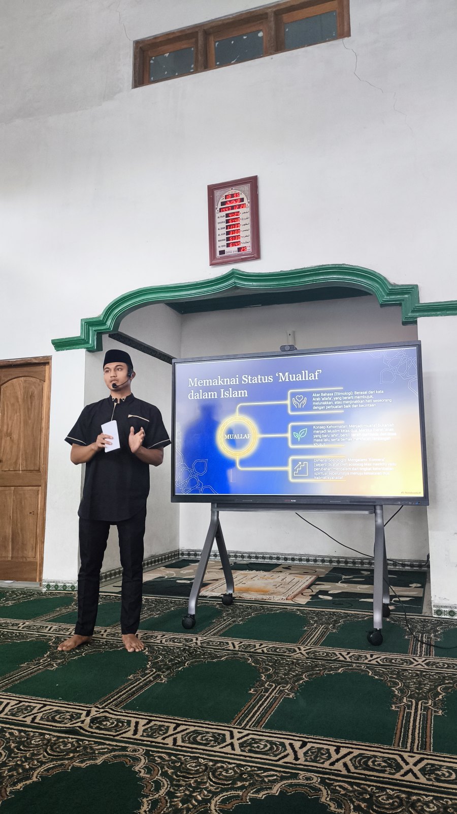 Santri berdiri mempresentasikan ringkasan bacaannya di forum Maos Bareng