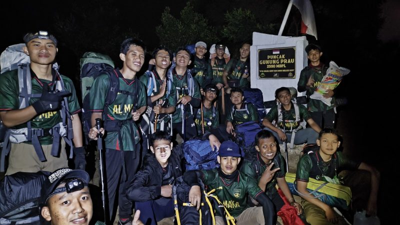 Santri dan ustadz di puncak Gunung Prau
