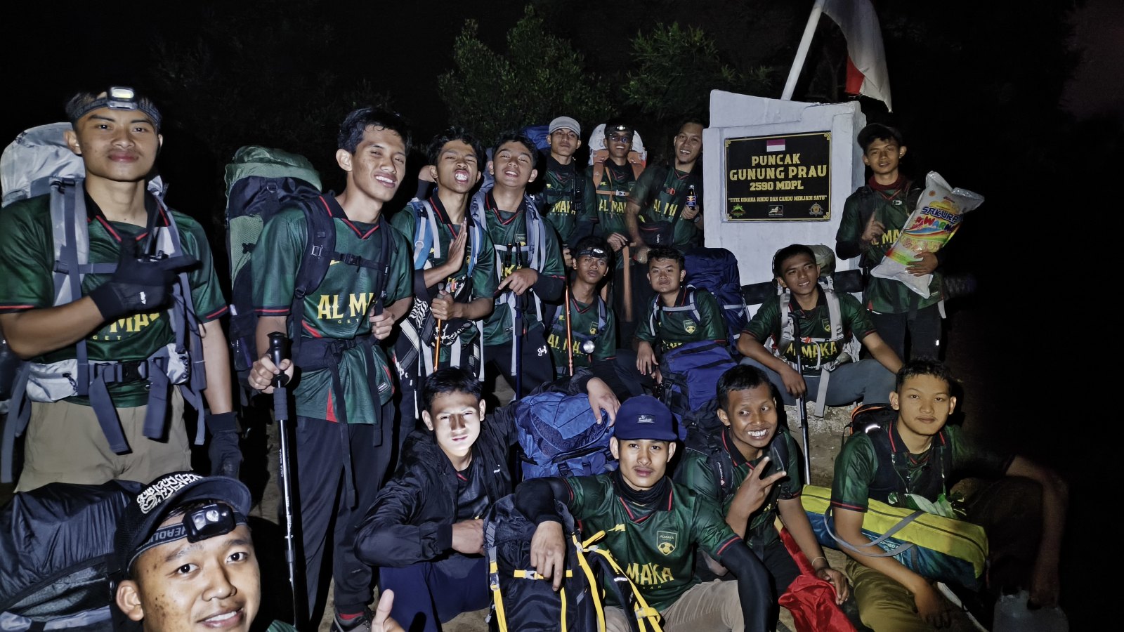 Rombongan santri dan ustadz Al Maka di puncak Gunung Prau
