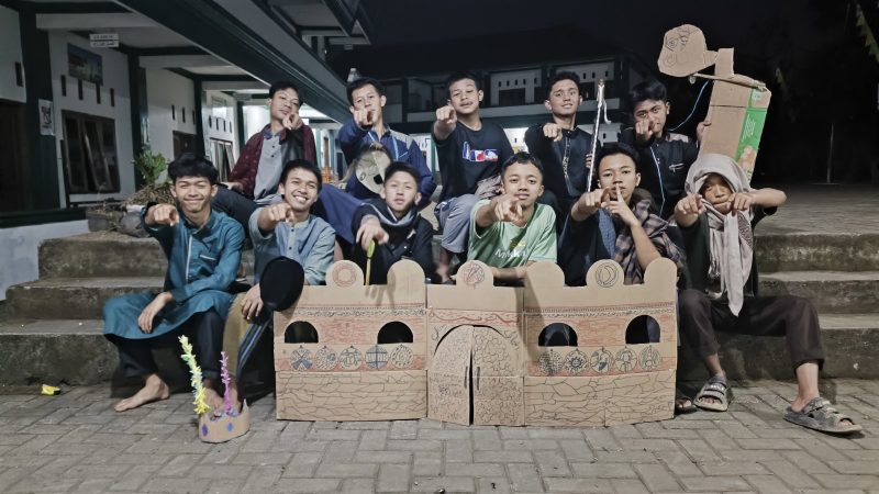Santri membawakan pementasan drama