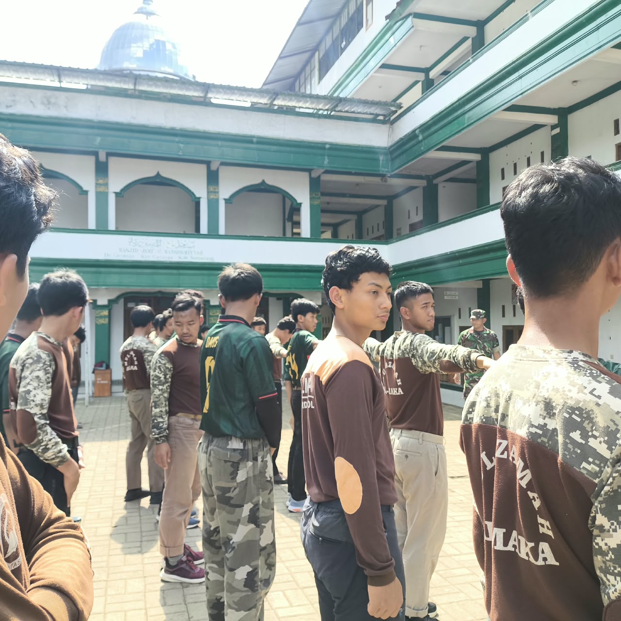 Santri berlatih baris-berbaris di halaman pondok