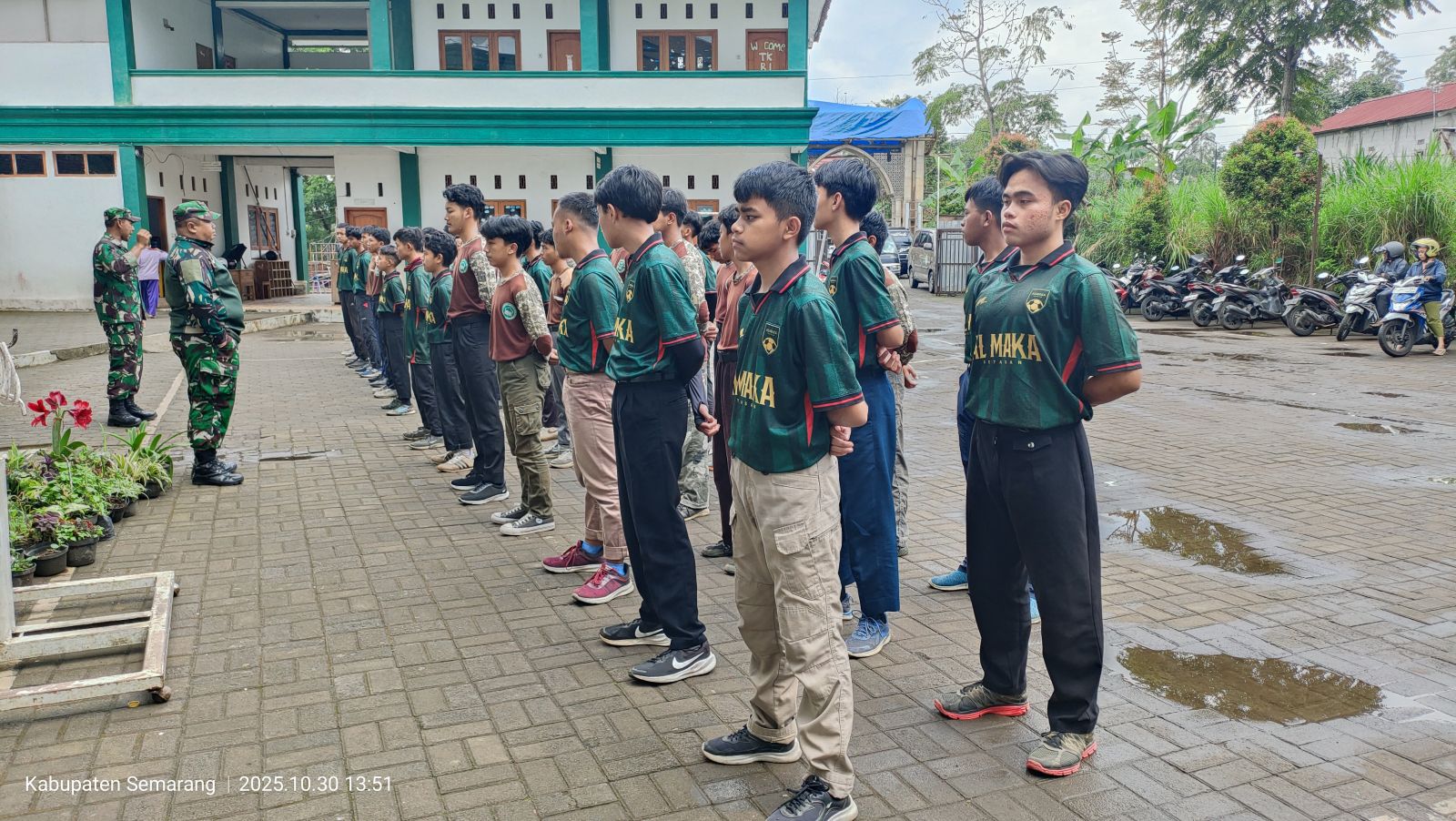 Barisan santri menerima aba-aba saat latihan baris-berbaris