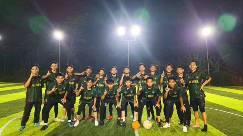 Santri bermain mini soccer