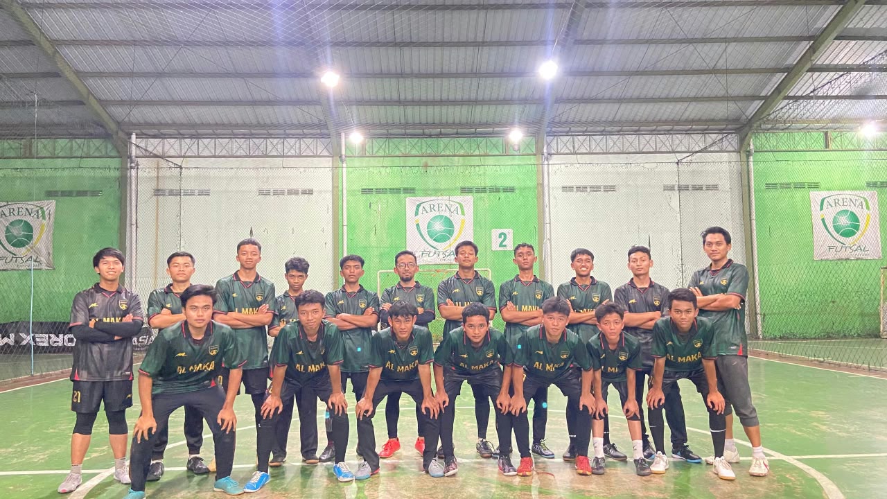 Santri bermain futsal