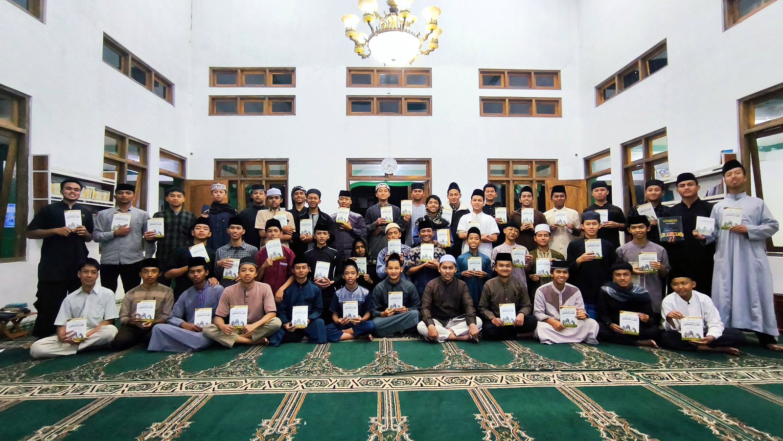 Ustadz Azam bersama para santri seusai mengkhatamkan kitab Wasiyyatul Musthofa