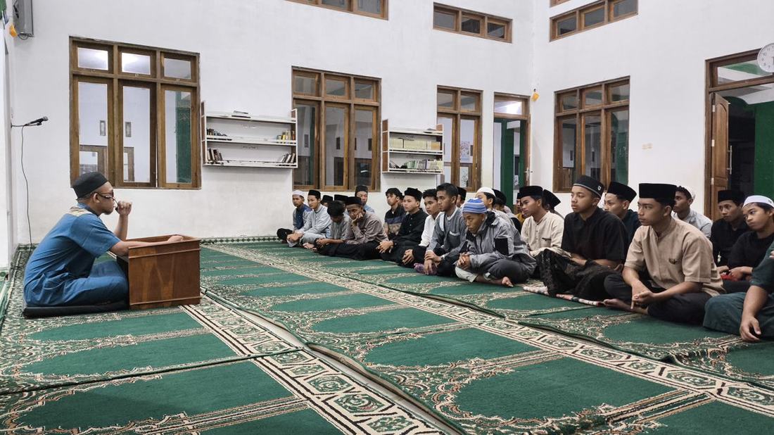 Halaqoh santri Al Maka Getasan bersama pengajar