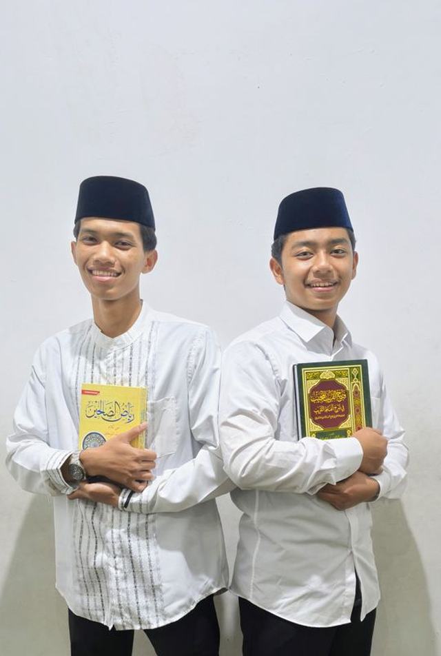 Santri Al Maka Getasan menerima penghargaan