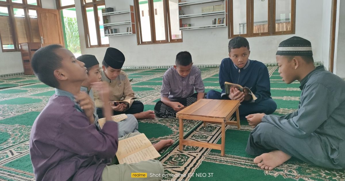 Adab Sebelum Ilmu: Bukan Urutan Pelajaran, Tapi Urutan Kesiapan