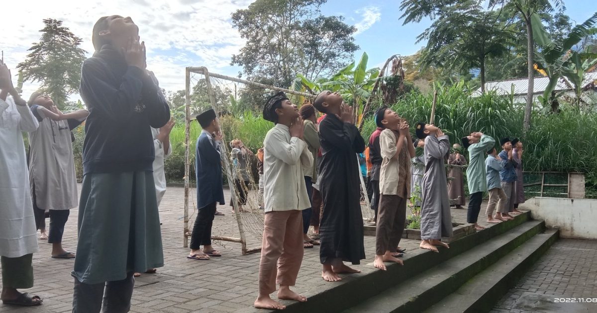 Anak Betah atau Anak Tumbuh? Pertanyaan yang Keliru Saat Memilih Pesantren