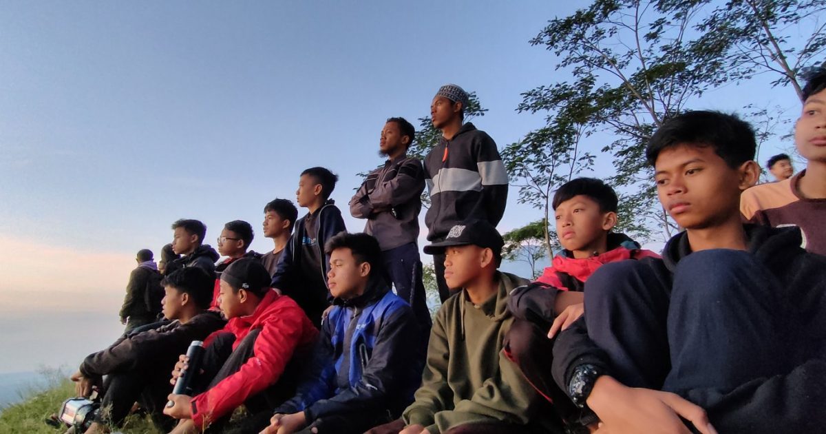 "Pilih Dunia atau Akhirat?": Pilihan Palsu yang Sering Kita Percaya