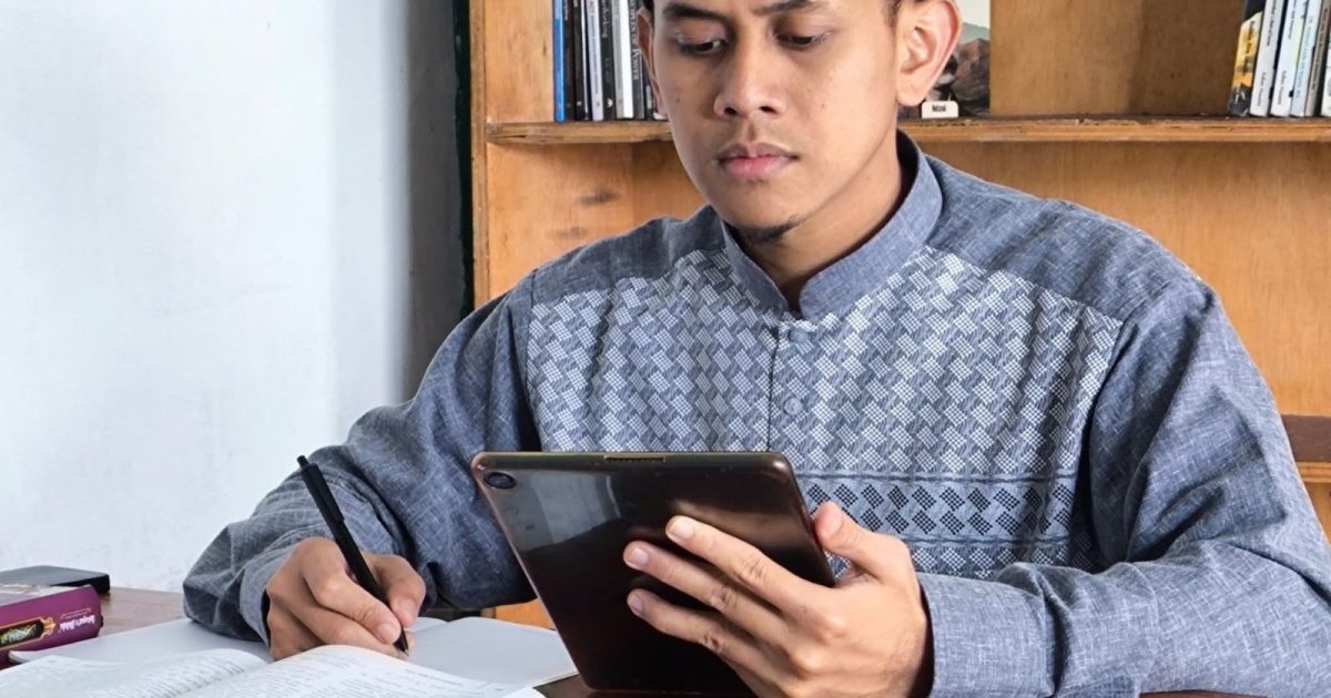 Tabayyun Sebelum Meneruskan: Tadabbur Al-Hujurat 6 di Era Pesan Berantai